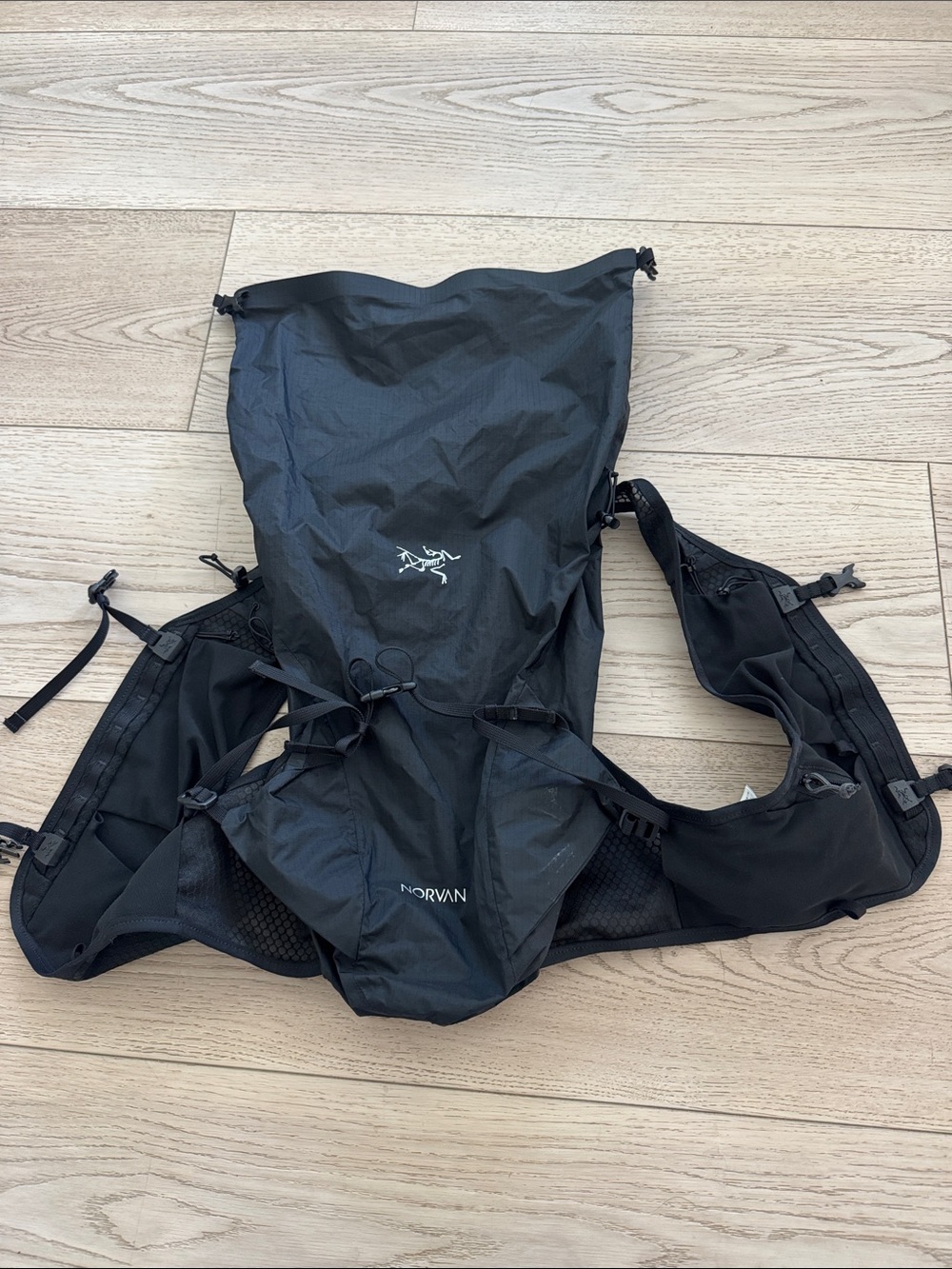 Arc'teryx Black Men's Running/Hiking Hydration Vest Pack
